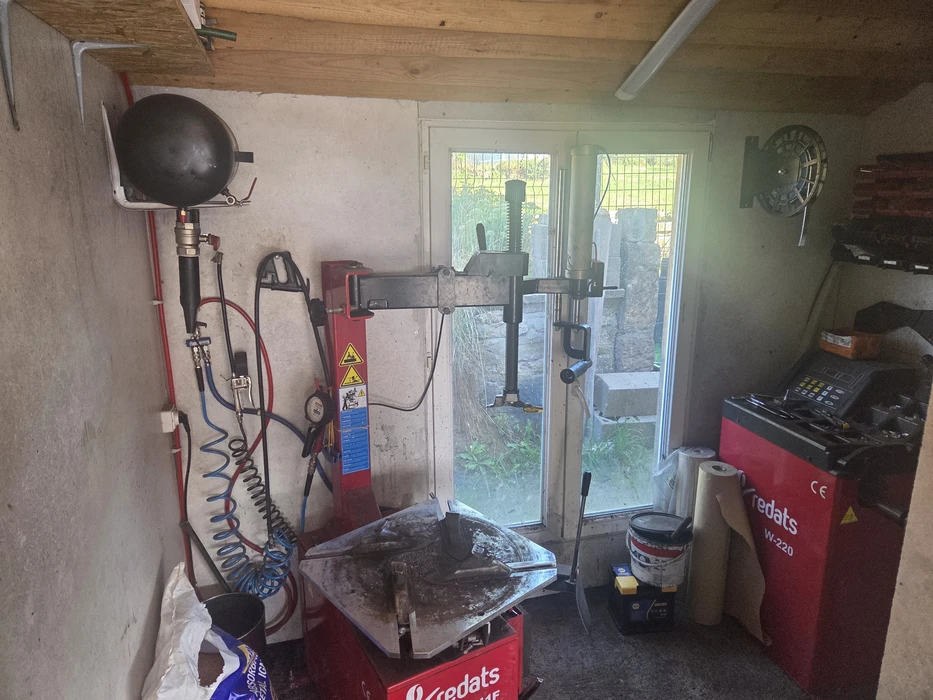 Atelier de montage-démontage de pneus en intérieur