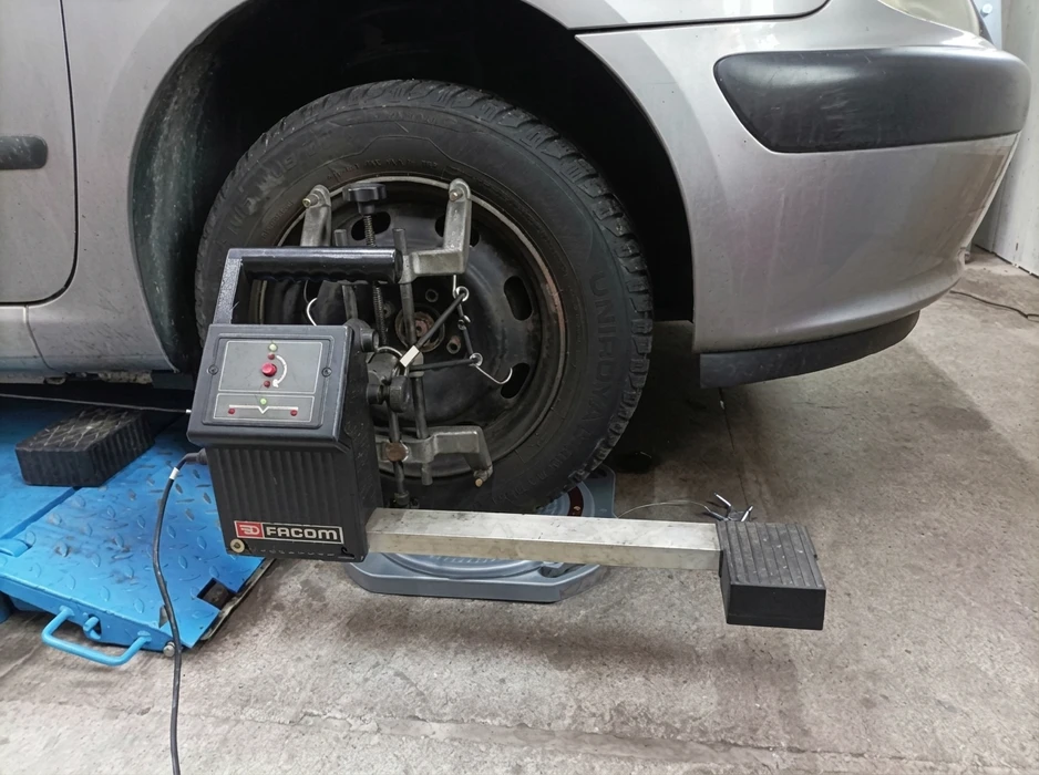 Atelier de montage-démontage de pneus en intérieur