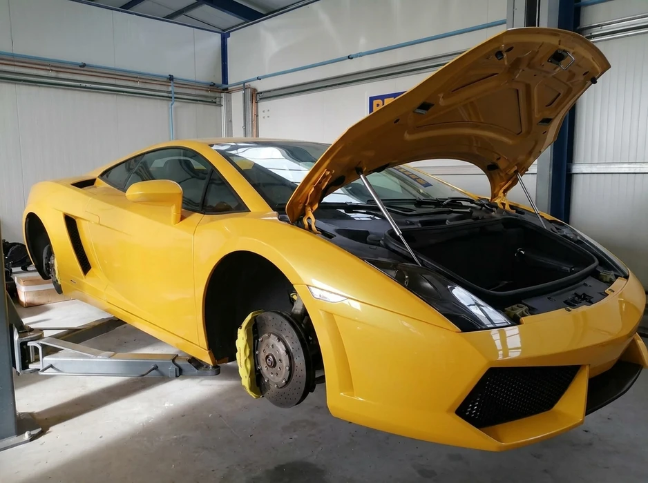 Atelier de mécanique automobile, intérieur, sans personnage