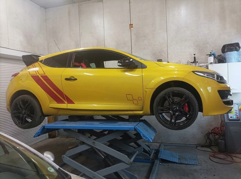 Intérieur d'un garage automobile indépendant